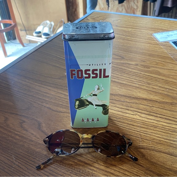 Vintage genuine Fossil sun glasses w/signature box case. - Picture 1 of 6